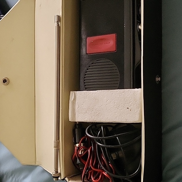 Realistic 2 way radio - Picture 2 of 11